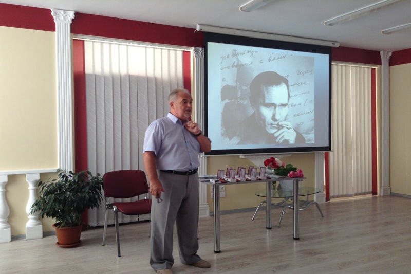 Историк искусств, издатель, общественный деятель, главный редактор журнала «Бийский Вестник», член Высшего творческого совета Союза писателей России, Союза журналистов и Академии российской литературы, академик Петровской академии наук и искусств Буланичев Виктор.