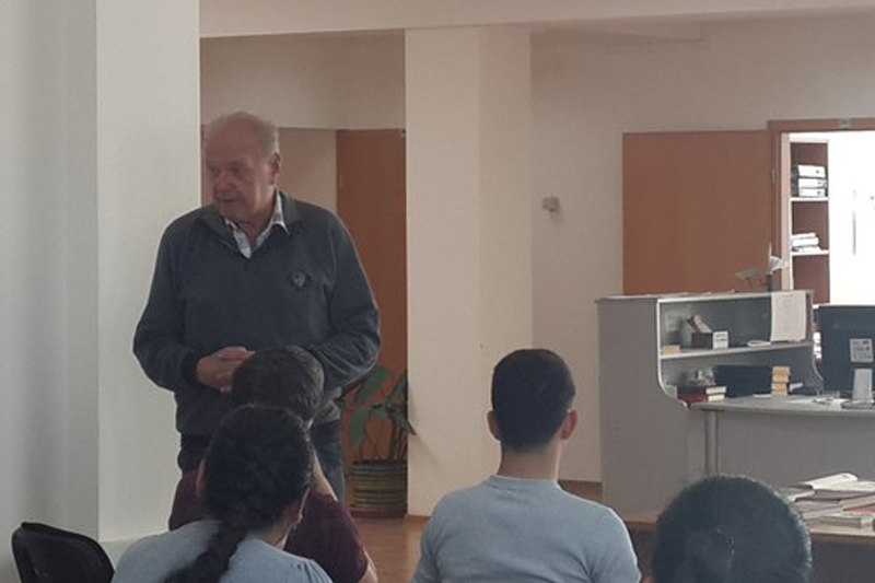 Кандидат исторических наук читает лекцию студентам