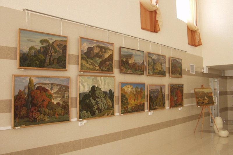 Фрагмент экспозиции главной стены