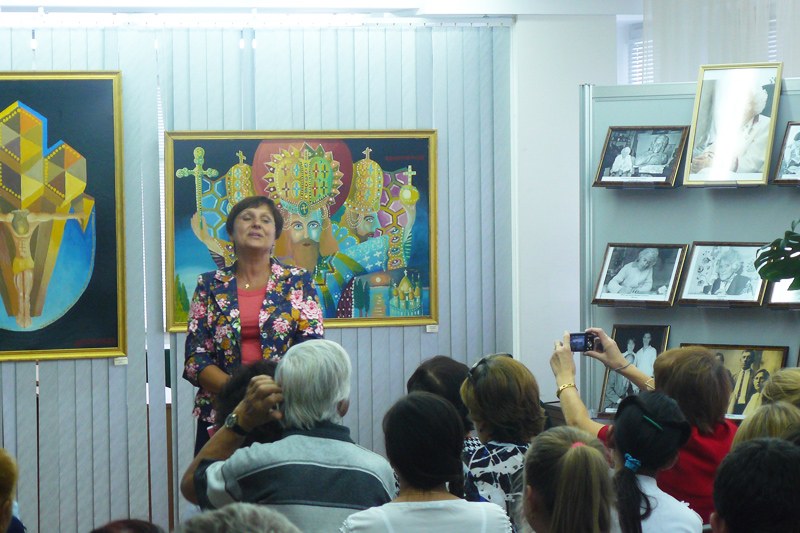 Свои стихи читает Ольга Голубева