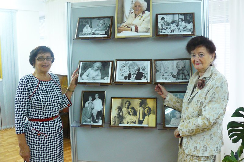 Стенд с мемориальными фотографиями