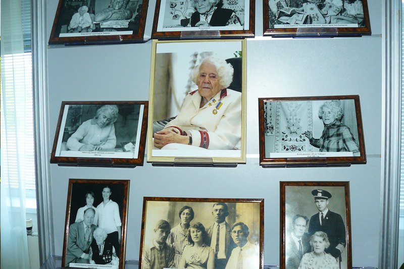 Семейные фото. Стенд мемориальной выставки «Музыка на полотне». 2015