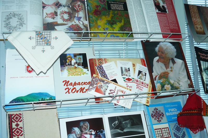 Стенд с изделиями Веры Роик и подборкой публикаций