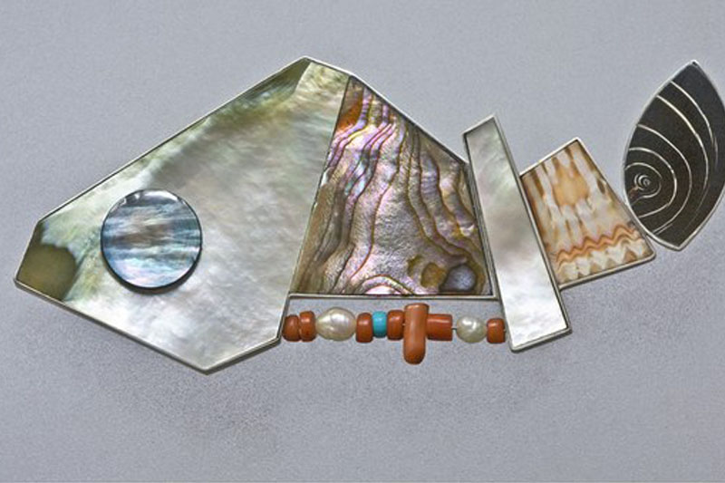 Брошь из серии «Драконы». 1998. Серебро, перламутр, красный и черный коралл