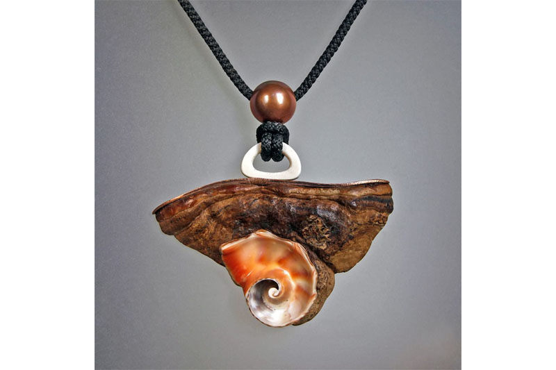 Кулон «Гриб-трутовик». Раковина, кость, медь, шнур