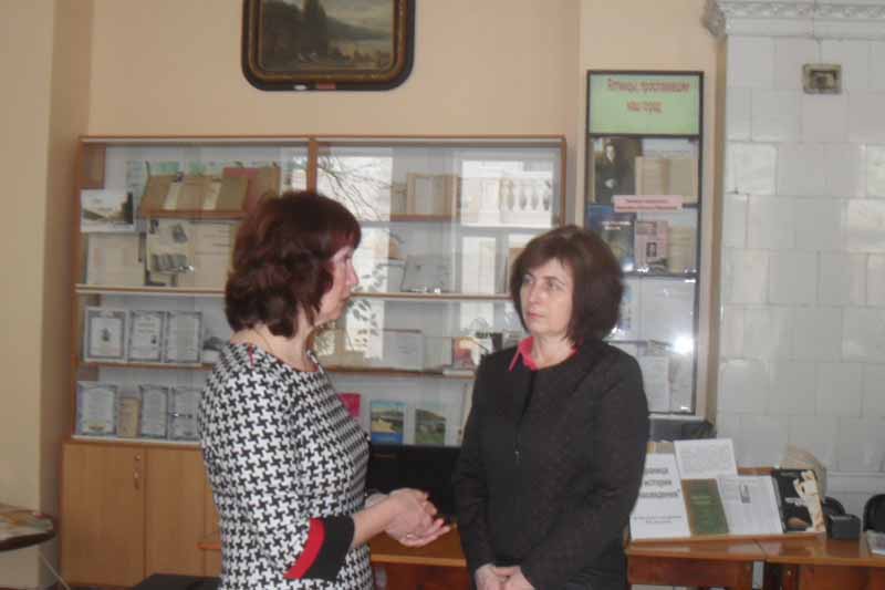 Заведующая методико-библиографическим отделом Ялтинской ЦБС Шабанова Елена Эдуардовна и главный библиотекарь научно-методического отдела Крымской республиканской универсальной научной библиотеки им. И. Я. Франко Елена Вороная