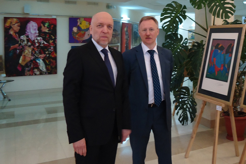 Первые гости экспозиции – директор Президентской библиотеки им. Ельцина Александр Вершинин и заместитель Сергей Макеев