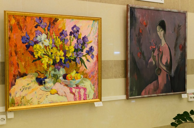 Главная стена. «Желтые и фиолетовые ирисы» Вероники Шевчук, «Цвет граната» Татьяны Дымановой-Голынской