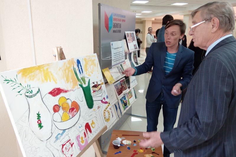 Напутственное слово художника. Слева направо: художник Владимир Эхин и почетный председатель, член правления Ассоциации заповедников и музеев Крыма Вячеслав Пересунько