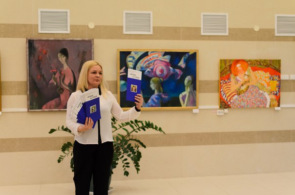 Заведующая отделом документов по искусству Елена Устюжанина вручает участницам именные каталоги