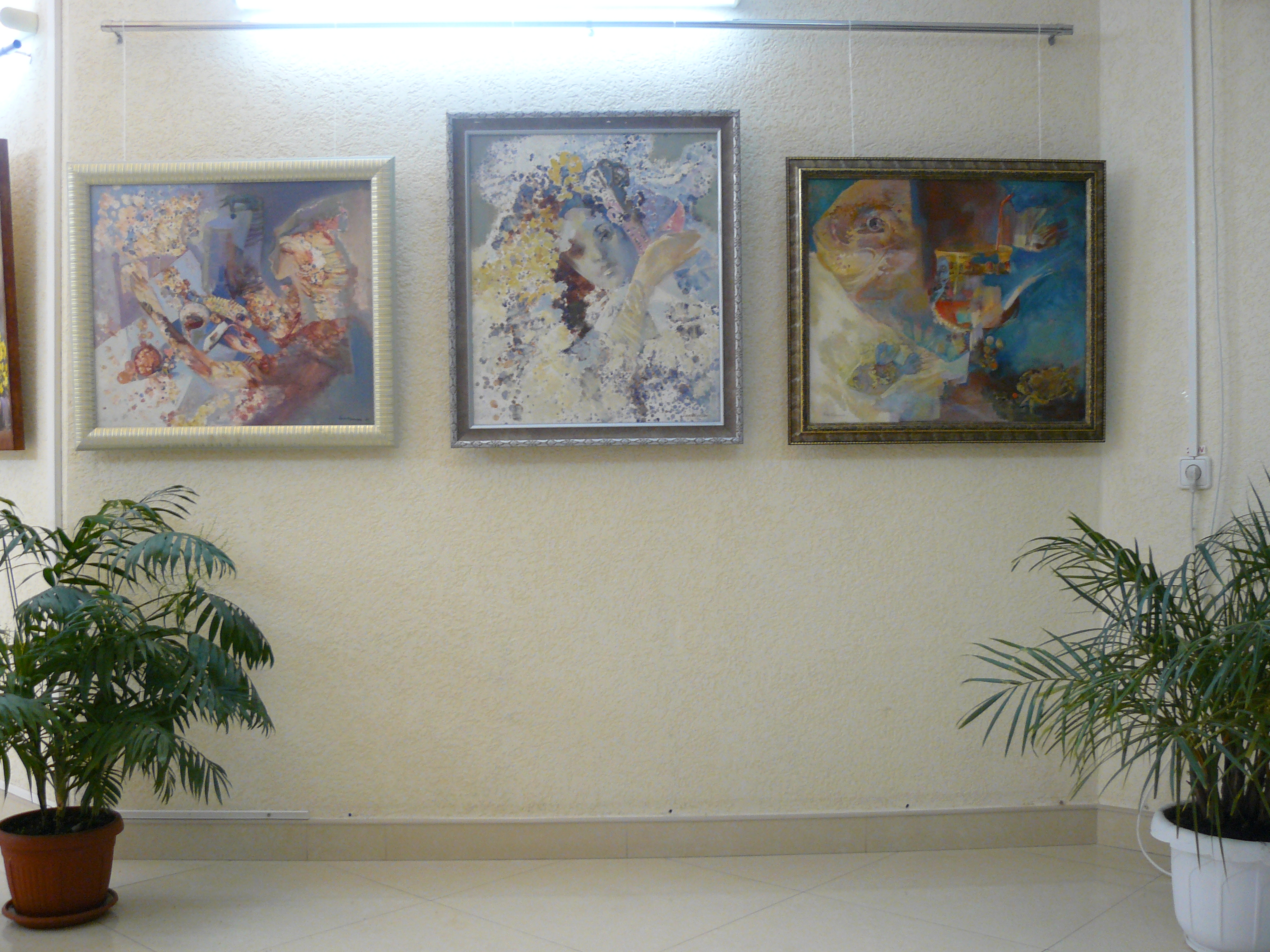 У входа в отдел документов по искусству. Работы Наталья Золотухиной («Гадалка, «Глаза Луны», «Грааль молчания»)