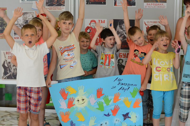 Участники акции «Мы голосуем за мир!»