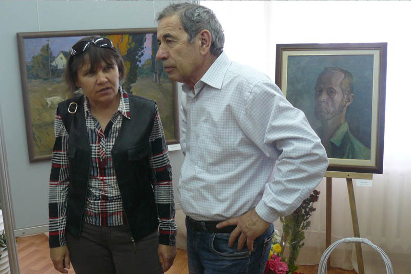 Коллеги Александра Андреева Тамара Солдатенкова и Айдер Алиев на мемориальной выставке в ОДИ (июнь 2016)