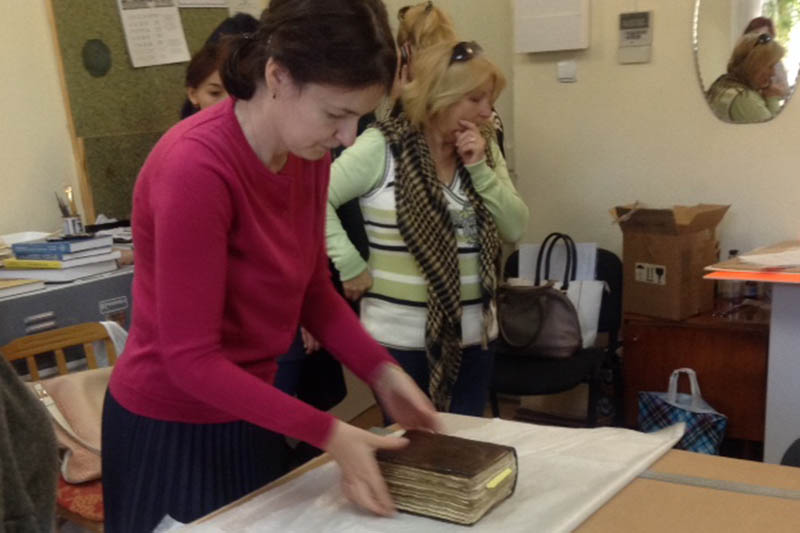 4. Ирина Викторовна Жандарович, художник-реставратор Сектора научной реставрации Библиотеки иностранной литературы г. Москва. Процесс изготовления защитного футляра.