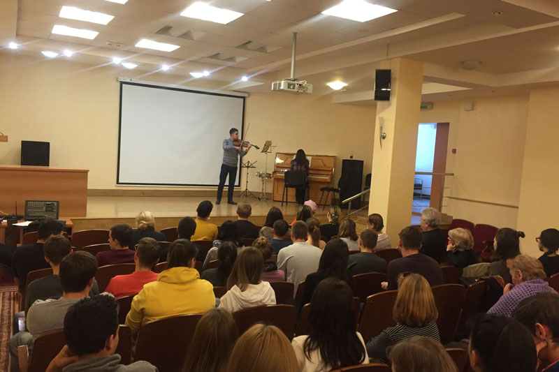 Эскандер Меметов (класс преподавателя Э. Абдувелиевой, партия фортепиано – Елена Сухина)