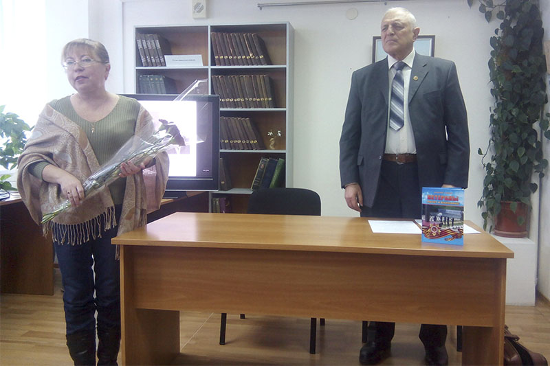 Заместитель директора библиотеки им. И. Я. Франко Татьяна Иванченко поздравляет Анатолия Ефимова, автора книги, с презентацией.