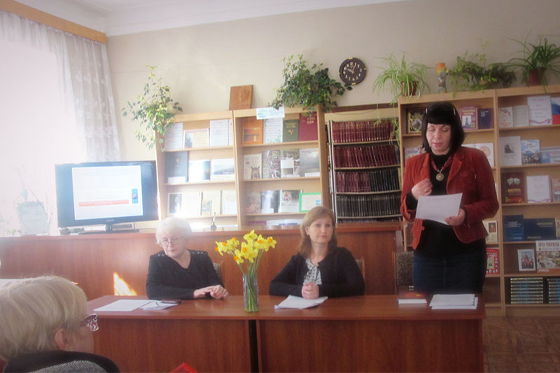 ГлавноеСлева направо: главный библиотекарь методико-библиографического отдела Центральной городской библиотеки им. А. Грина Наталья Беднякова, заведующая научно-методическим отделом Крымской республиканской универсальной научной библиотеки им. И.Я. Франко Ольга Колупаева, директор Феодосийской ЦБС Елена Степанова
