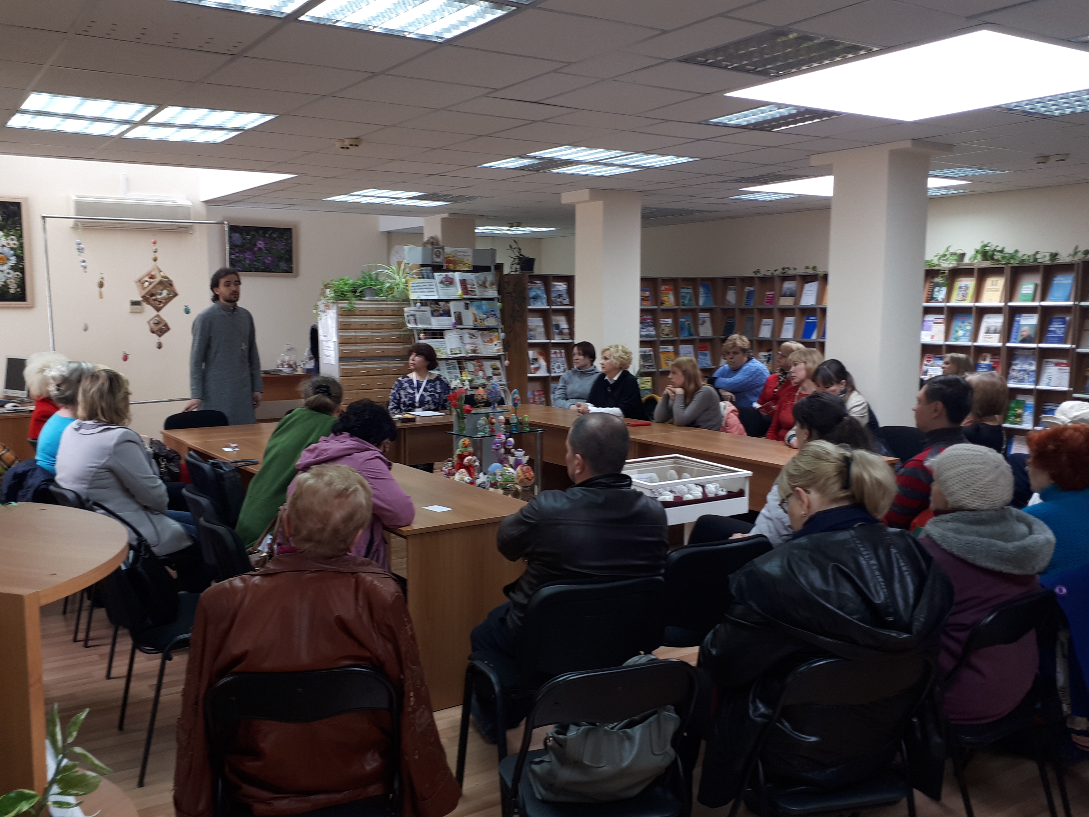 участники праздника Пасхи в библиотеке