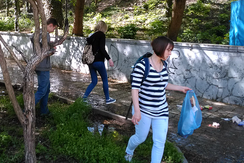 Уборка Набережной Салгира от мусора
