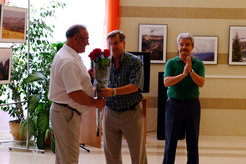 Заместитель директора КРУНБ им. И.Я. Франко Сергей Ющенко поздравляет Александра Иванникова с открытием выставки