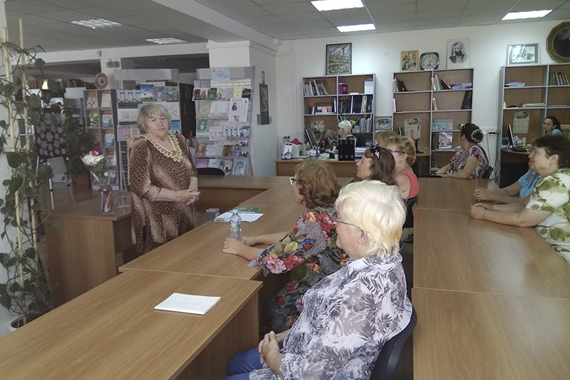 Тамара Обринская - композитор, поэт, писатель, автор детских игровых программ, член Союза русских, украинских и белорусских писателей, мастер плетения кружева в технике фриволите, член Региональной национальной культурной автономии крымских караимов Республики Крым