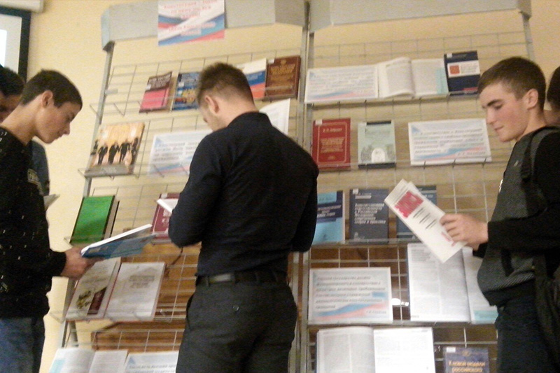 Студенты знакомятся с выставкой документов.