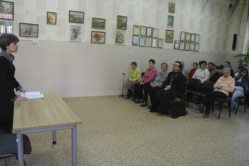 Выступает работник библиотеки.