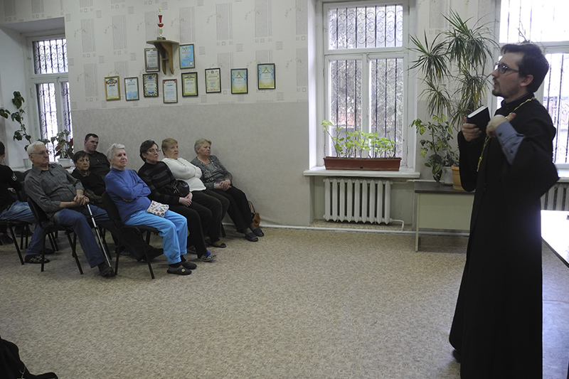 Священник Александро-Невского кафедрального собора перед заинтересованной аудиторией