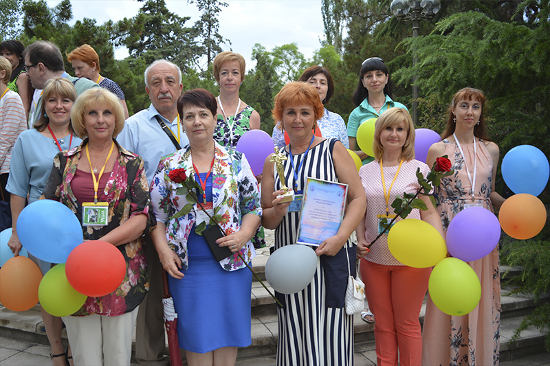Начальник управления музейного и библиотечного дела Министерства культуры Республики Крым Елена Эмирова, директор КРУНБ им. И. Я. Франко Елена Ясинова и крымские библиотечные специалисты
