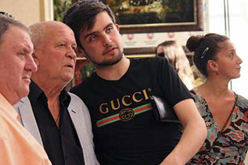 Гости вернисажа обсуждают новые работы