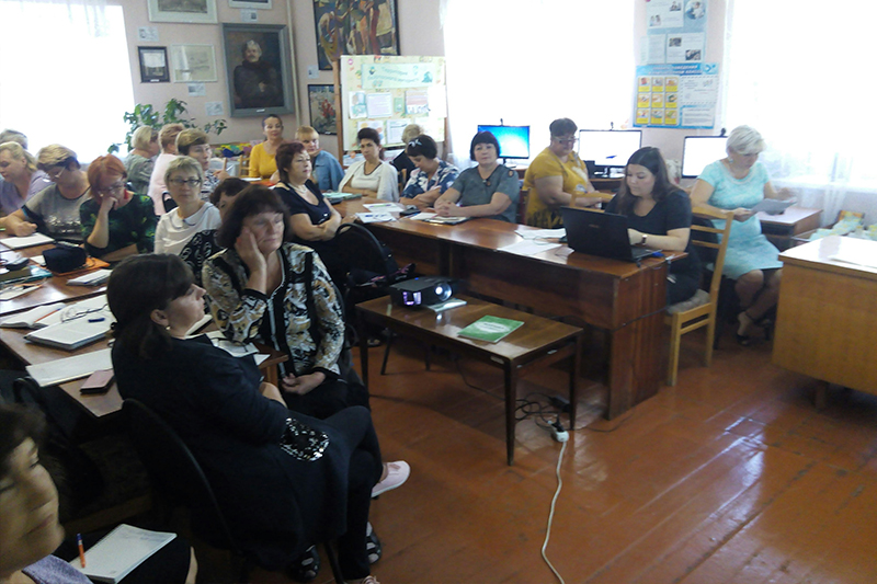 Куратор Ленинской ЦБС Татьяна Гузиковская и специалисты общедоступных библиотек Ленинского района