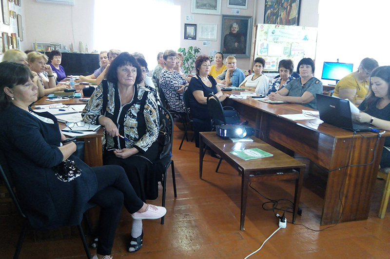 Куратор Ленинской ЦБС Татьяна Гузиковская и специалисты общедоступных библиотек Ленинского района