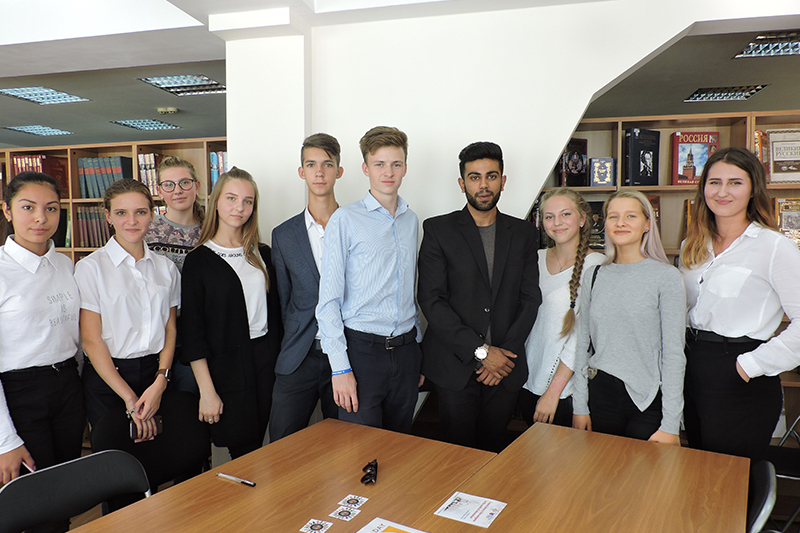 Симферопольские школьники со студентом из Новой Зеландии