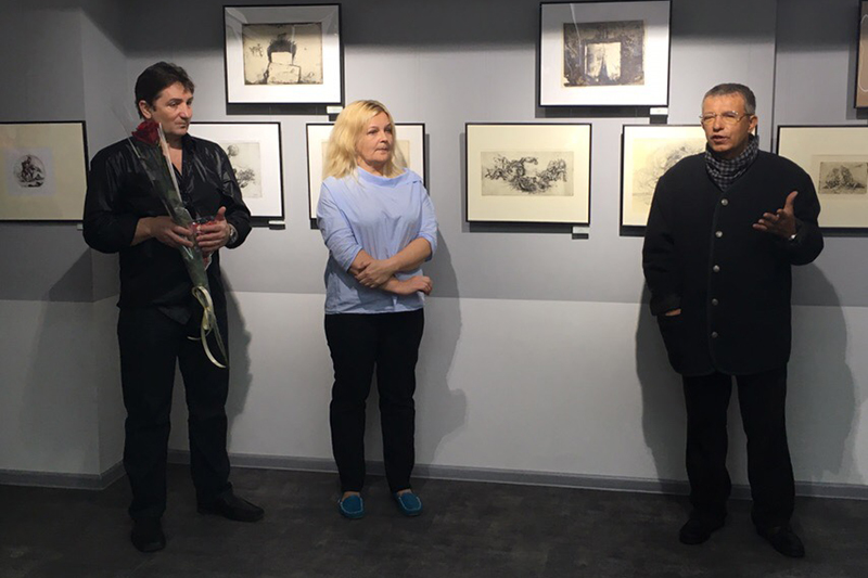 Автор выставки Юрий Лаптев, заведующая отделом документов по искусству Елена Устюжанина и художник Виктор Бабанин на вернисаже