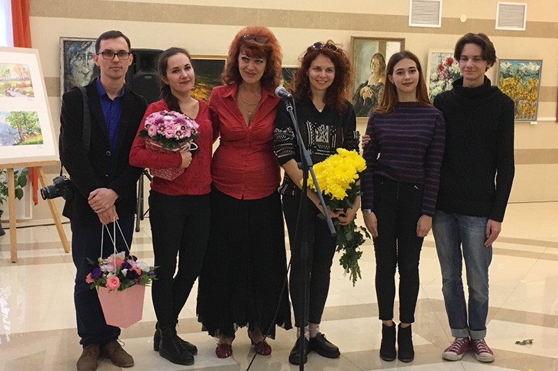 Руководитель изостудии Анастасия Зинченко с учениками