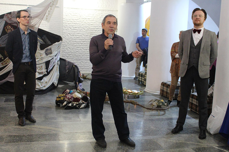 Шевкет Кешфидинов, Айдер Алиев и Андрей Пермяков на открытии арт-проекта в галерее актуального искусства «ХА-РА-ШО» (г. Евпатория) 9 марта 2018 г.