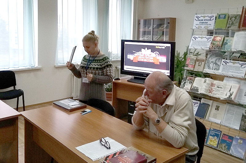 Обзор литературы о героях ведет специалист библиотеки.