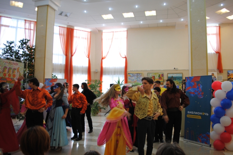 Театральный коллаж крымской арт-студии «Зазеркалье»