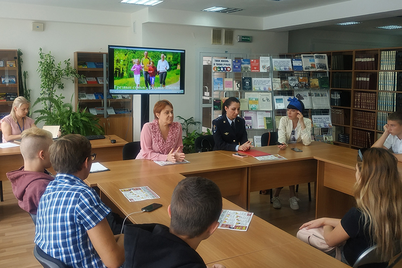 Врач Вера Павлова ведет беседу о вреде алкоголя.