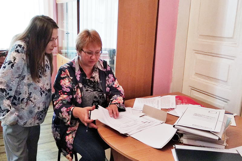 Заведующий отделом редкой книги КРУНБ им. И. Я. Франко Оксана Колоколова и ведущий библиотекарь отдела редкой книги Центральной городской библиотеки им. А. П. Чехова Ирина Ганжа