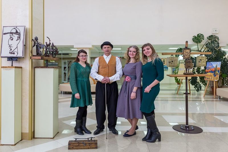 Кузнец Андрей Давишний и гости вернисажа