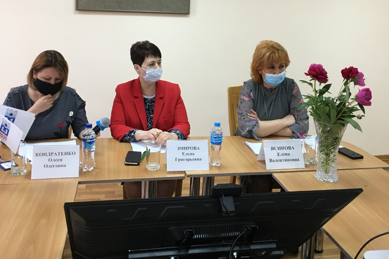 ученый секретарь библиотеки Крымской республиканской универсальной научной библиотеки им. И.Я. Франко Олеся Кондратенко начальник управления музейного, библиотечного дела и образования в сфере культуры Министерства культуры Республики Крым Елена Эмирова директор Крымской республиканской универсальной научной библиотеки им. И.Я. Франко Елена Ясинова