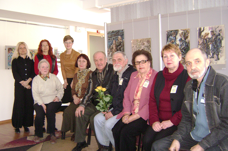 Виктор Платонов и гости вернисажа его персональной выставки