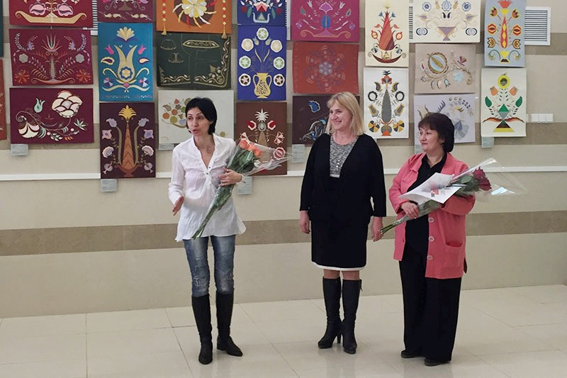 Открытие выставки творческих работ «Состояние». Слева направо: Венера Курмаева, Зуре Пинка, Халиде Кипчакова