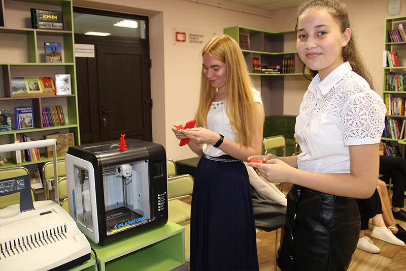 Посетители модельной библиотеки осваивают работу c 3-D принтером