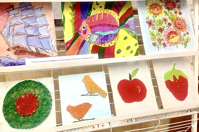 Фрагмент экспозиции творческих работ учащихся Симферопольской специальной школы-интерната № 1