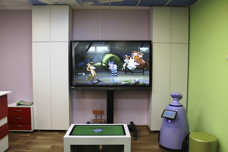 Современное интерактивное оборудование (интерактивный стол, сенсорная панель, первый в Крыму робот Таврик).