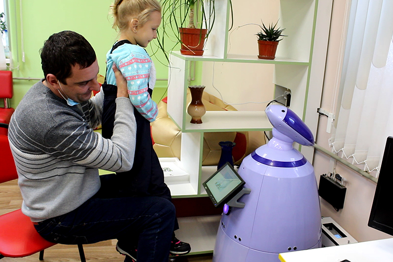 Первый в Крыму робот-библиотекарь по имени Таврик.