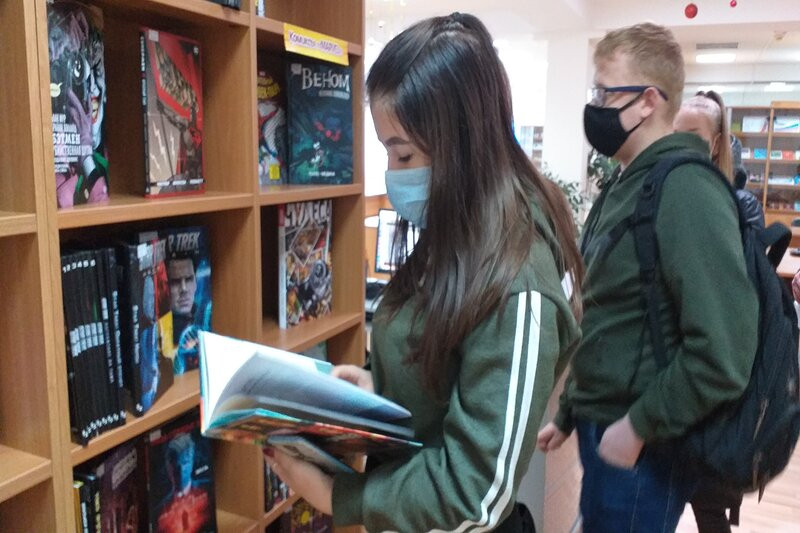 Ученице колледжа понравились комиксы.