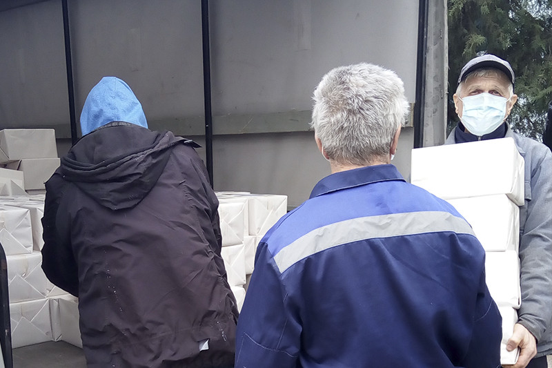 Разгрузка подаренных книг